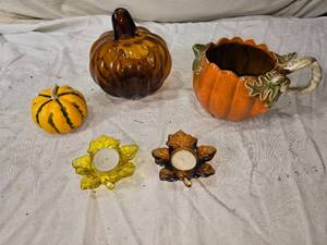 lot 105 image: Autumn-Themed Decorative Items