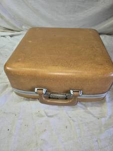 lot 138 image: Vintage Smith-Corona Portable Typewriter with Case