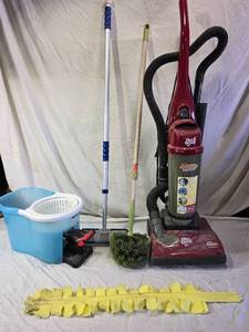 lot 152 image: Dirt Devil Vacuum and Mop Bucket