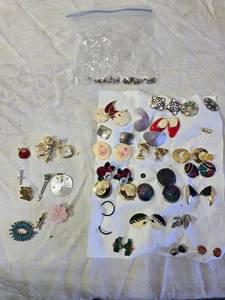 lot 155 image: Vintage Earrings and Brooches with Assorted Accessories