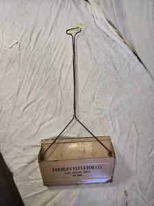 lot 156 image: Vintage Lake Lillian Farmers Elevator Co. Metal Dust Pan with Handle
