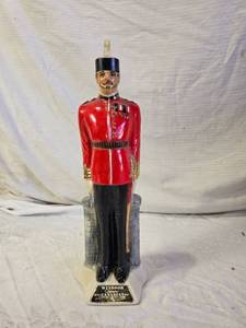 lot 159 image: Ceramic Beefeater Royal Guard Figurine