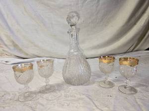 lot 163 image: Vintage Crystal Decanter with Gold Rimmed Glasses