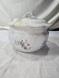 lot 183 image: Antique A.J. Wilkinson Semi Porcelain Chamber Pot with Lid