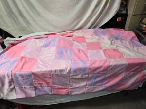 lot 219 image: Patchwork Quilt and Assorted Fabric Pieces