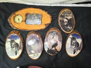lot 220 image: Lot of Wolf Decor Plaques, Clock