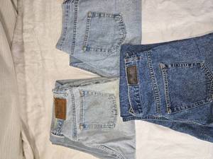 lot 231 image: Lot of 3 Pairs of Womens Size 14 Petite Jeans