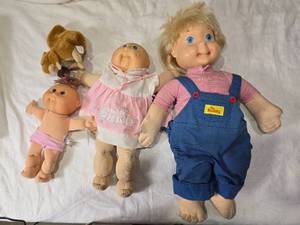 lot 246 image: Collection of 17 Assorted Vintage Mason Jars with Lids and Set of 4 Vintage Dolls