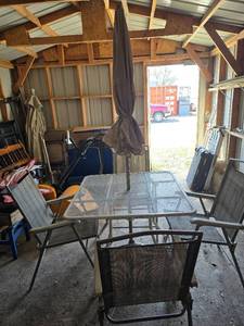 lot 293 image: Outdoor Patio Set with Table, 4 Chairs, and Umbrella