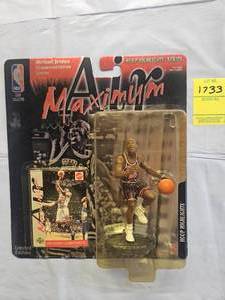 lot 1733 image: MICHAEL JORDAN HOOP HIGHLIGHTS ACTION FIGURE