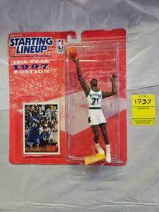lot 1737 image: STARTING LINEUP ACTION FIGURE KEVIN GARNETT