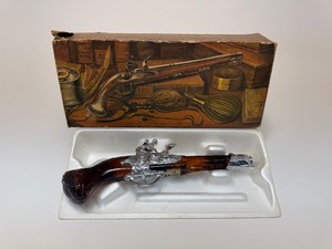 lot 6 image: Vintage Avon Dueling Pistol 1760 Decanter