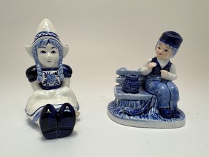 lot 25 image: Lot of (2) Delft Blue Figurines