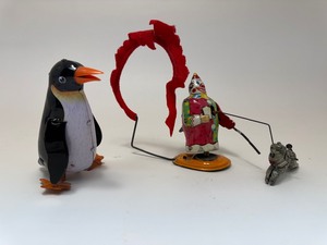 lot 27 image: Vintage Tin Toys