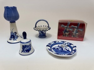 lot 31 image: Lot of Delft Blue Minis
