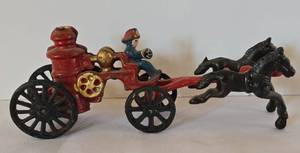 lot 40 image: Vintage Cast Iron Horse Drawn Fire Engine