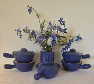 lot 62 image: Pretty Periwinkle Soup Bowls  Decorative Display