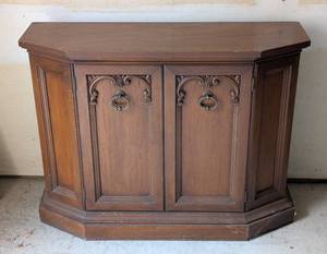 lot 124 image: Vintage Wood Console Cabinet