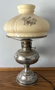 lot 171 image: Pretty Vintage Parlor Lamp