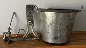 lot 182 image: Vintage No. 4 Universal Bread Maker
