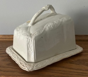 lot 194 image: Vintage Covered Cheese Dish