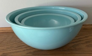 lot 202 image: Brook Park Nesting Plastic Mixing Bowls