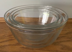 lot 204 image: Anchor Hocking Nesting Bowls