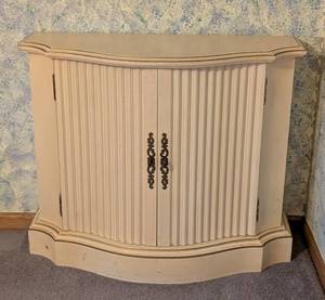 lot 10 image: Vintage Painted Wood Console Cabinet