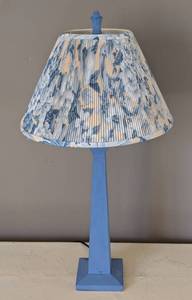 lot 58 image: Decorative Blue Table Lamp