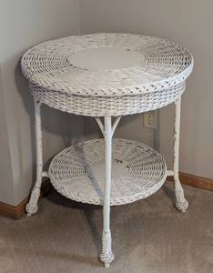 lot 7 image: Vintage Round White Wicker Side Table