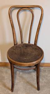 lot 24 image: Vintage Curved Back Side Chair
