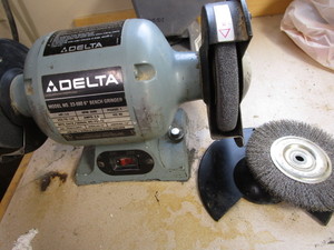lot 43 image: Delta 6 bench grinder...