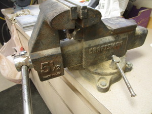 lot 44 image: Craftsman 5-12 bench vise...
