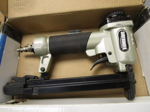 lot 65 image: Surebonder pneumatic stapler, narro...