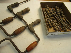 lot 127 image: Vintage shoulder drill braces and a...