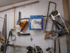 lot 135 image: Saws, hammers, stapler, Rockler end...