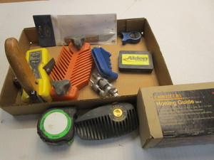 lot 186 image: Magnetic featherboard, Honing Guide...