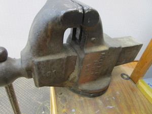 lot 213 image: Bench vise...