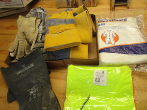 lot 219 image: Safety vest - L, gloves, disposable...