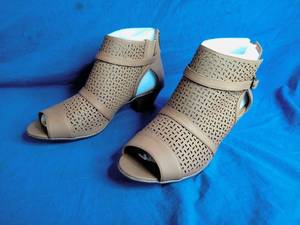 lot 87 image: Easy Street Womens Carrigan Sandal - Sand - Size 10