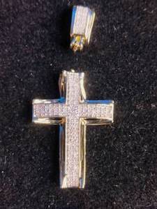 lot 106 image: 10K Yellow Gold 13 ct tw Diamond Cross Pendant