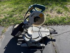 lot 7 image: Makita LS1013 10 Compound Miter Saw