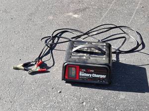lot 17 image: Manual Battery Charger with 6 Amp and 2 Amp Settings