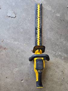 lot 28 image: DeWalt 20V Max 22-inch Cordless Hedge Trimmer