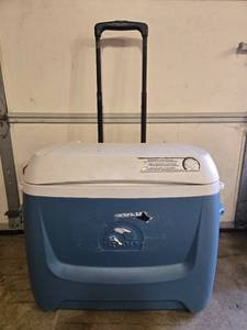 lot 33 image: Large Igloo Rolling Cooler with Handle