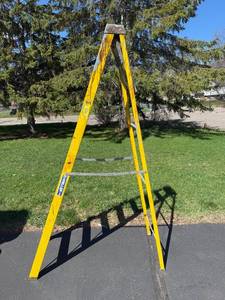 lot 41 image: Keller 8-Foot Fiberglass Industrial Step Ladder Type I