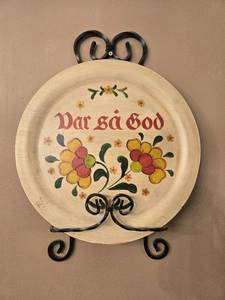 lot 62 image: Vintage Swedish Folk Art Decorative Plate with Stand