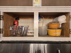 lot 110 image: Collection of Kitchenware with Pyrex Measuring Cups and Vintage Casserole Dishes