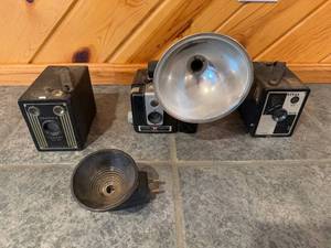 lot 157 image: Collection of Vintage Cameras Brownie and Rival Models with Flash Units