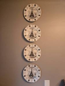 lot 163 image: Set of 222 Fifth Slice of Life Eiffel Tower Decorative Plates